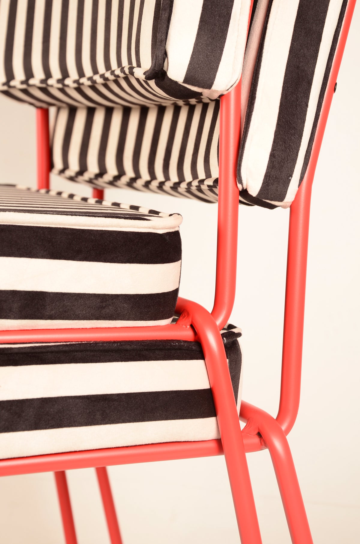 Silla Maura Roja Tapizado Velvet Rayas