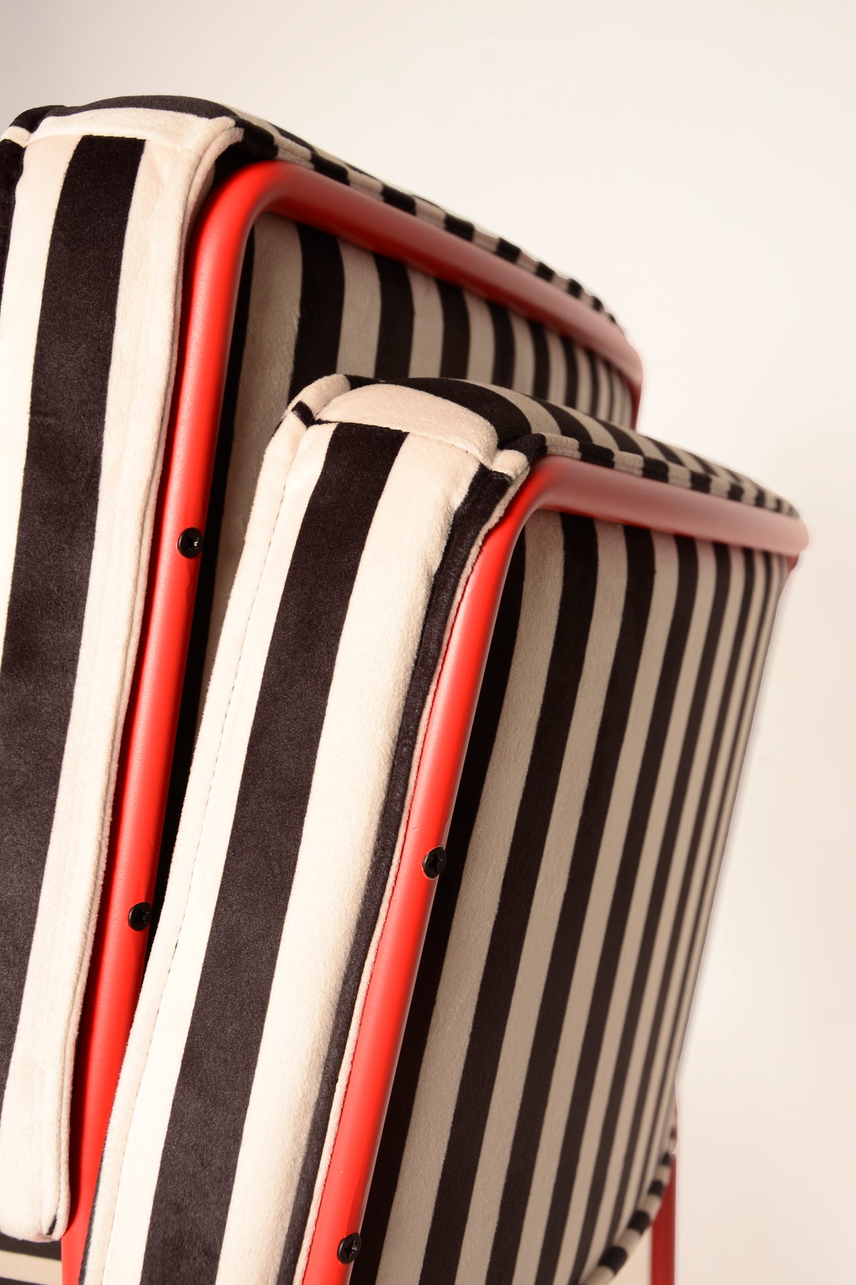 Silla Maura Roja Tapizado Velvet Rayas