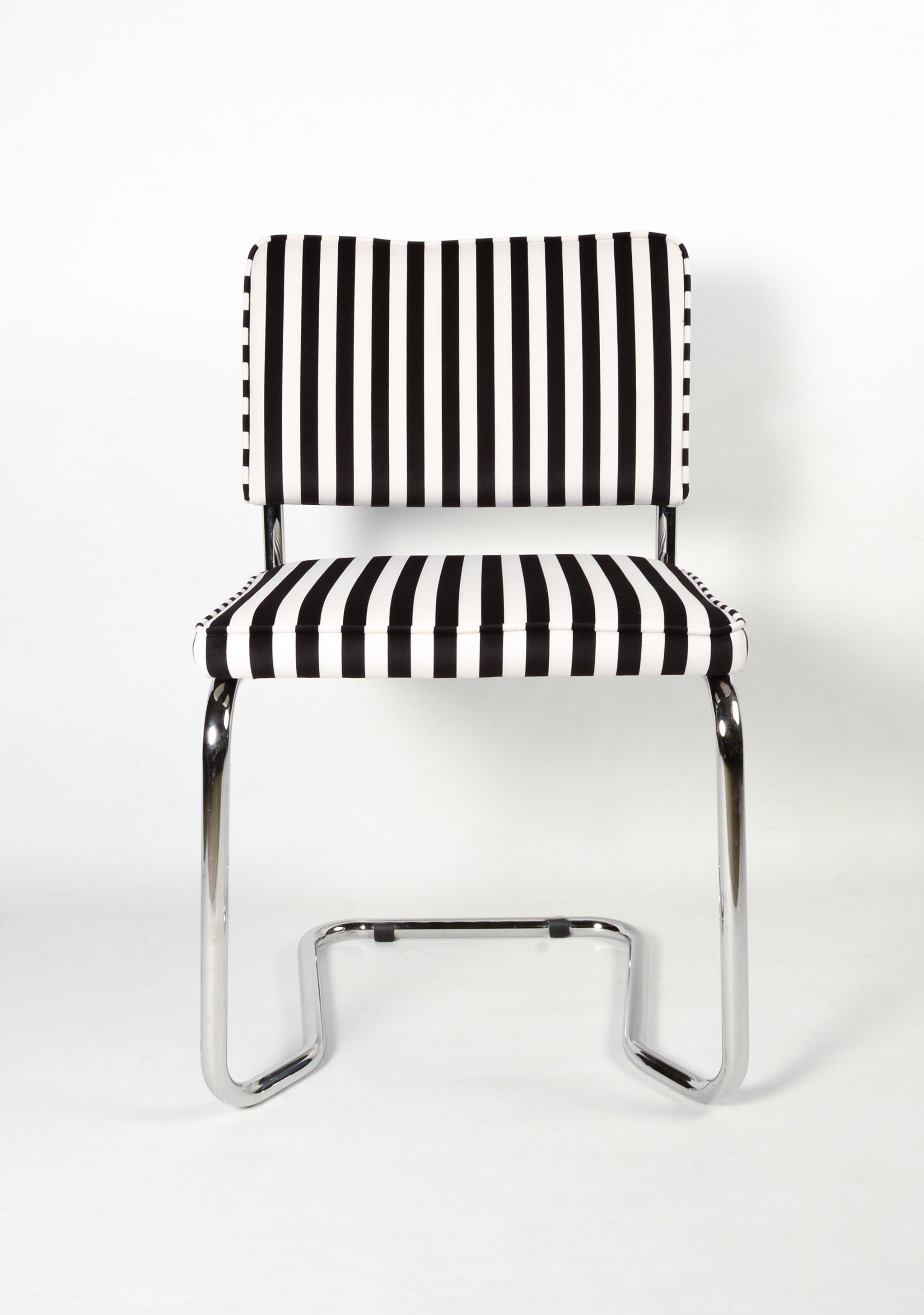 Chaise tapissée avec structure métallique