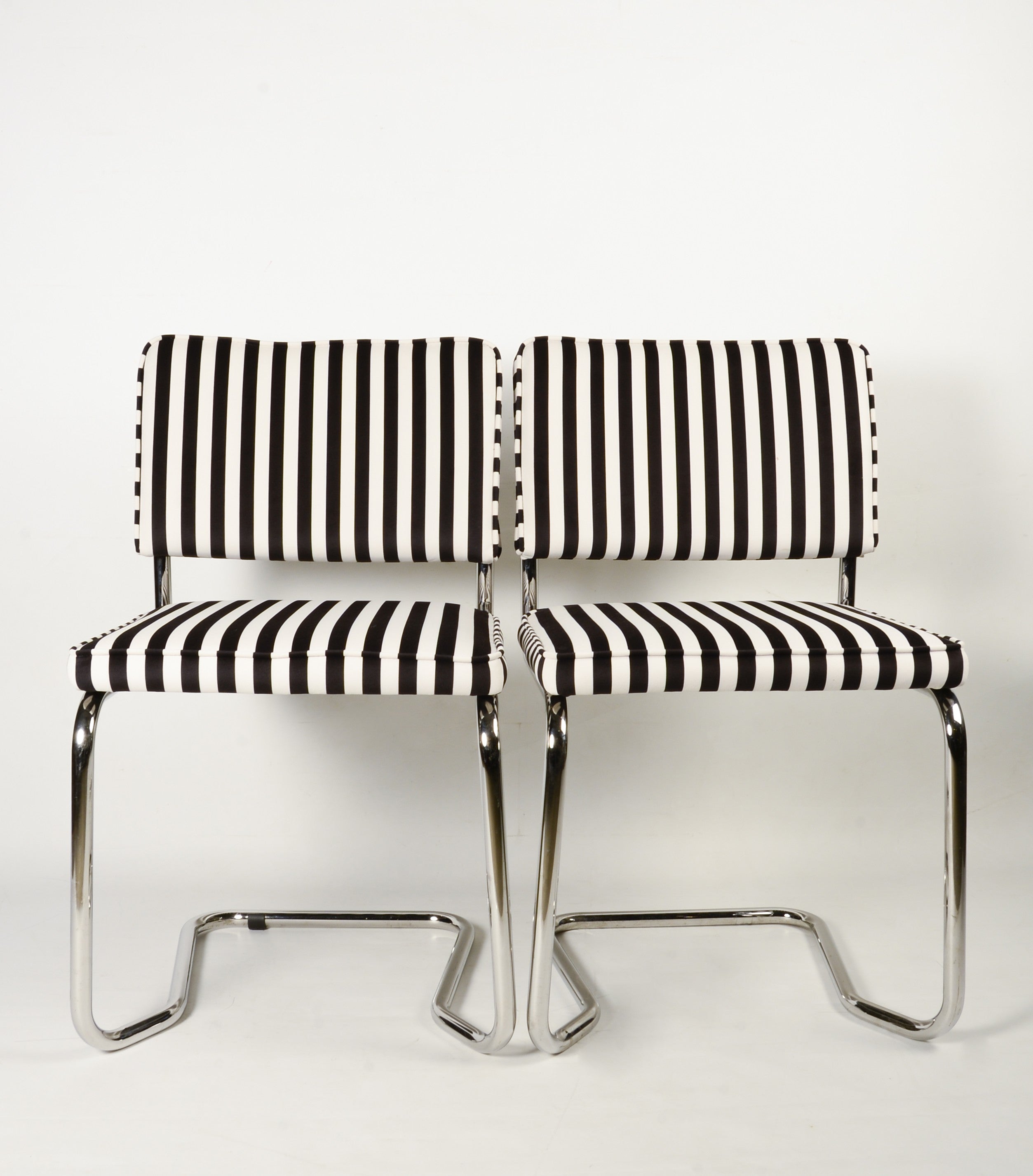 Chaise tapissée avec structure métallique