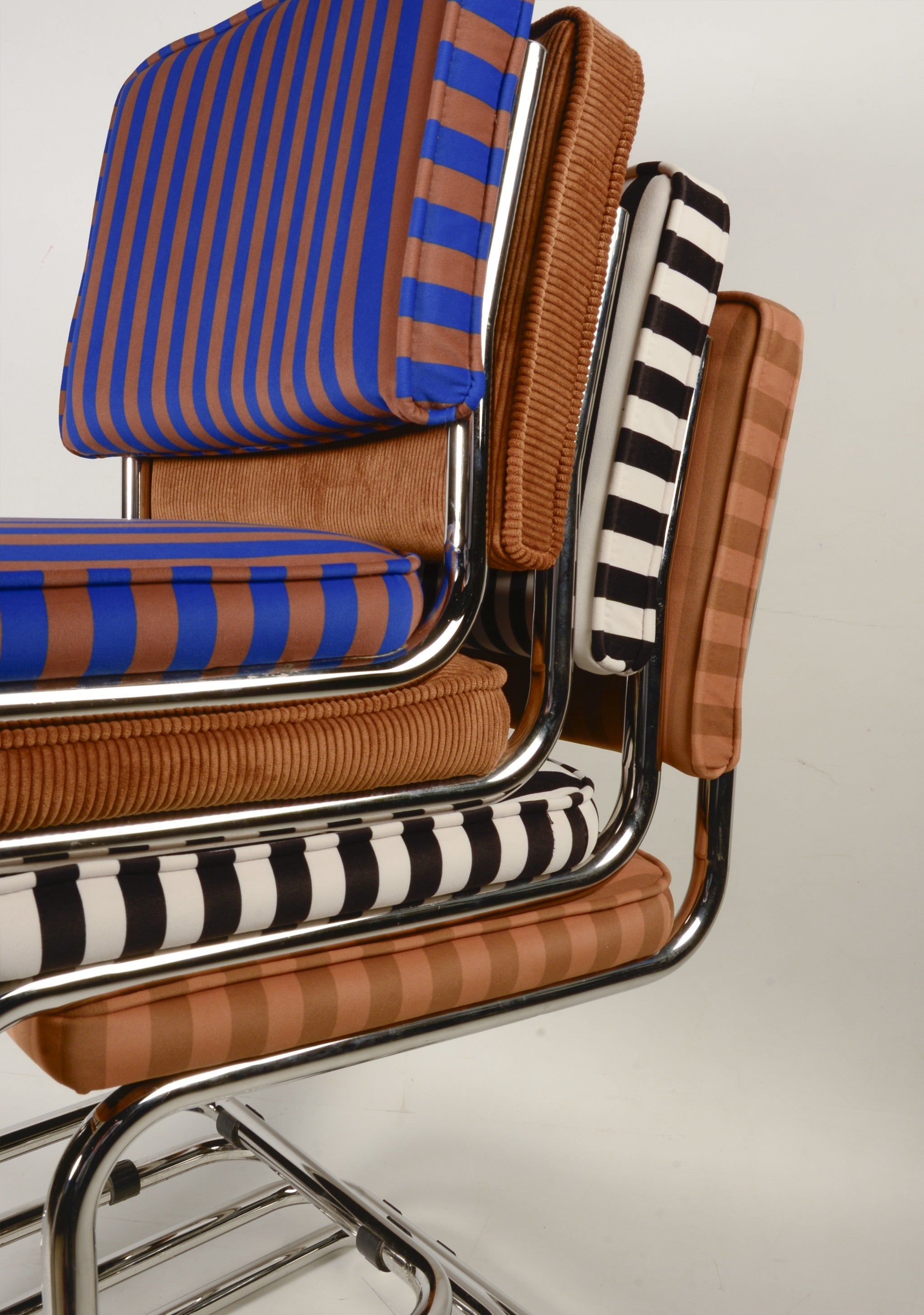 Upholstered chair with metal frame