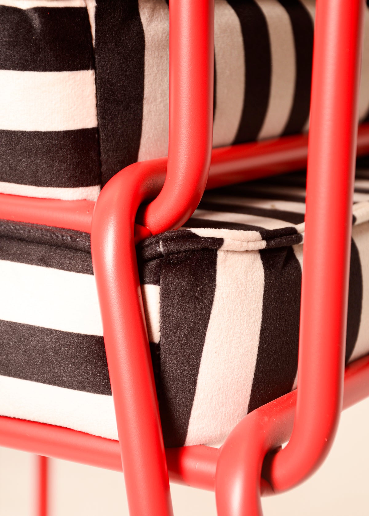 Silla Maura Roja Tapizado Velvet Rayas