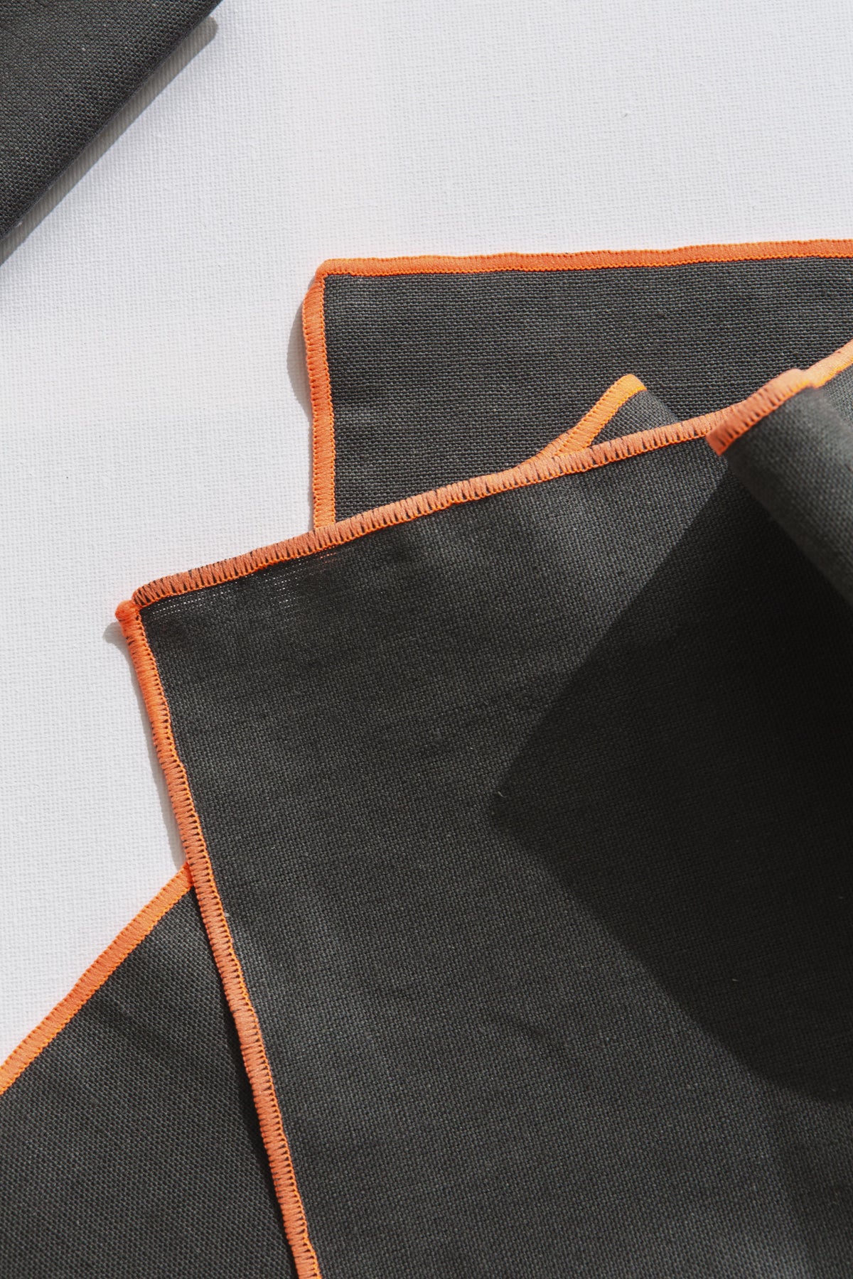 Set 2 individuales Contrast Edge Taupé