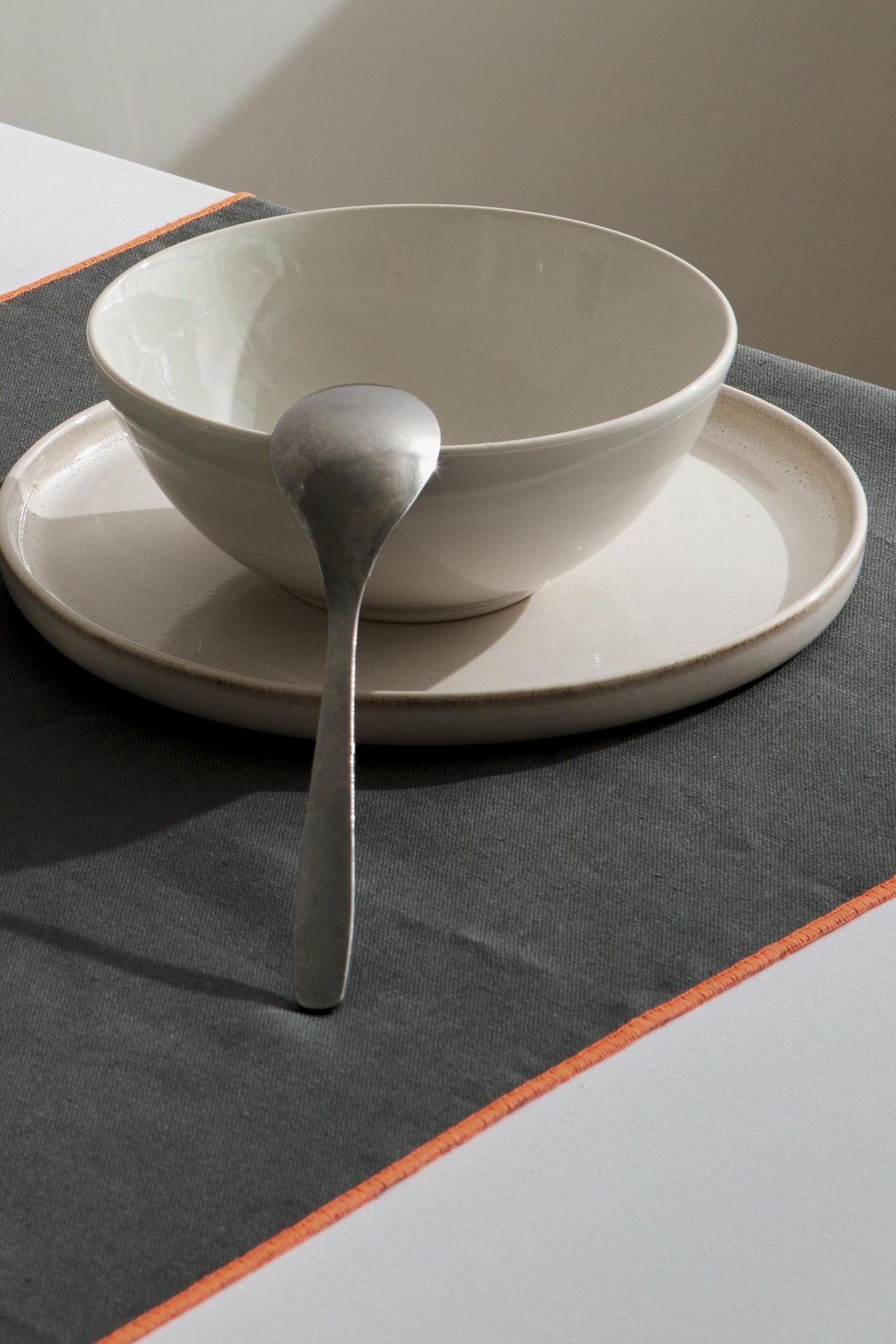 Set 2 caminos de mesa Contrast Edge Taupé