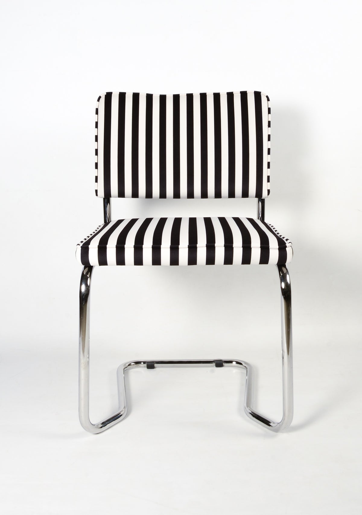 Chaise tapissée avec structure métallique