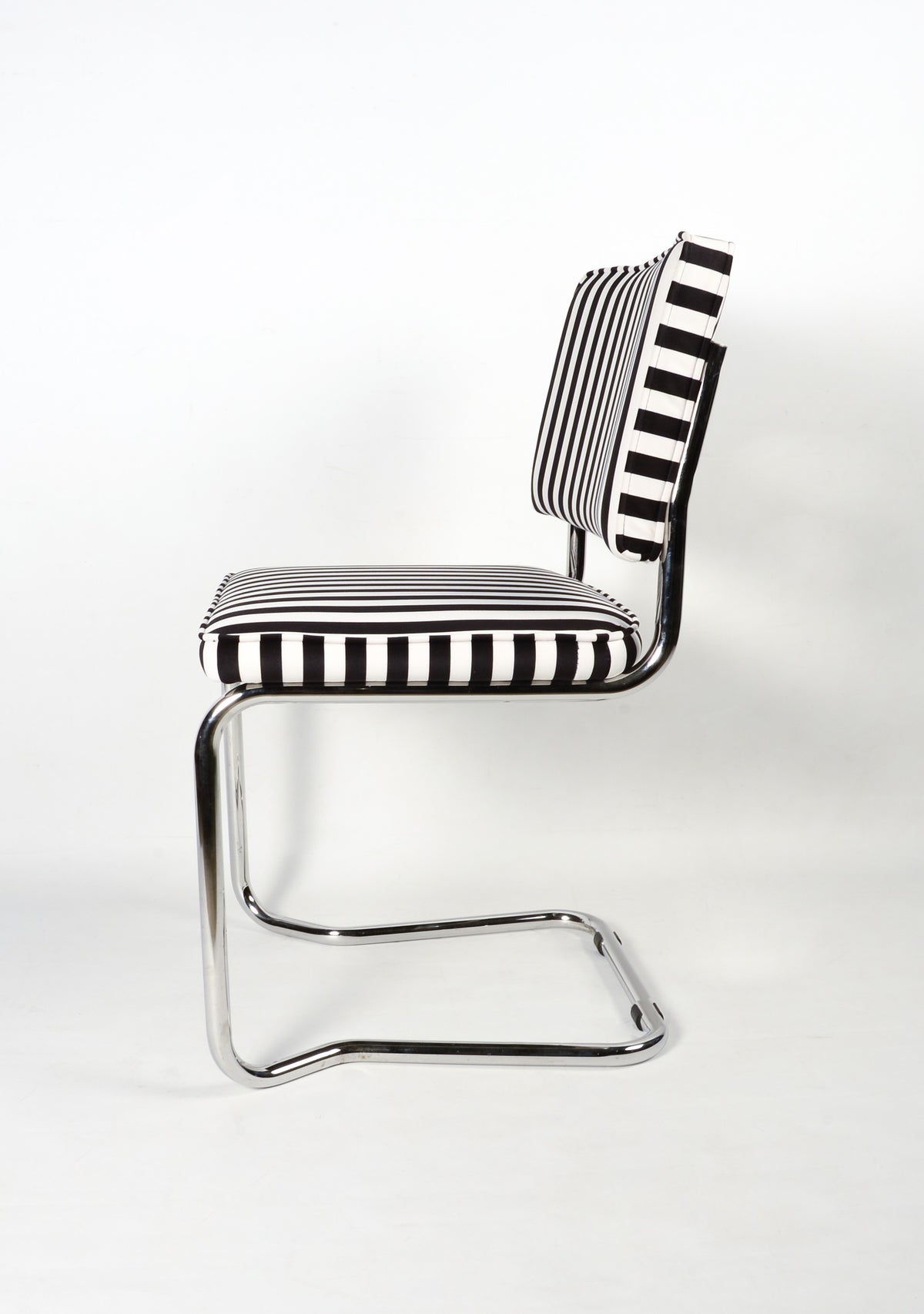 Chaise tapissée avec structure métallique
