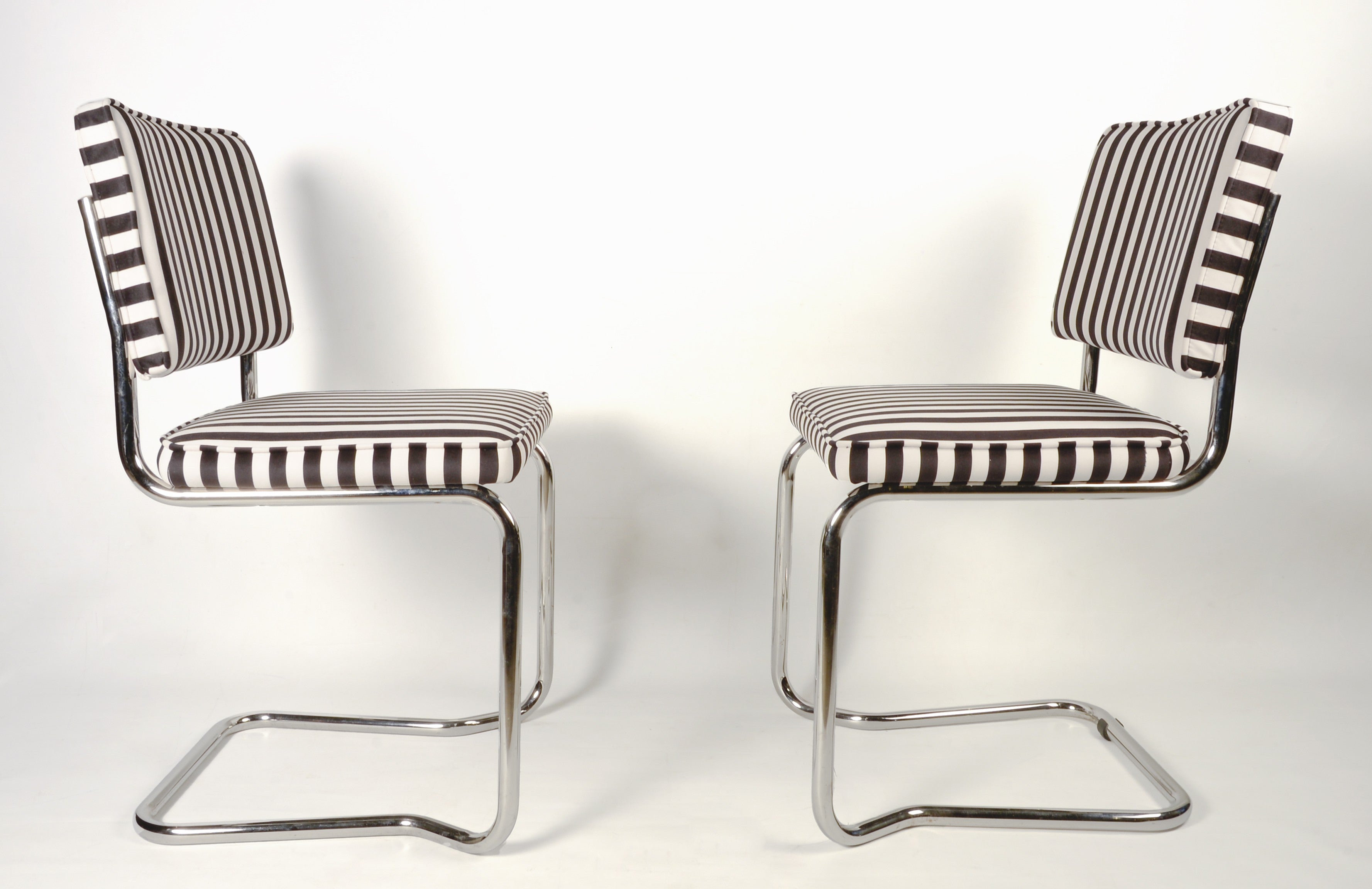 Chaise tapissée avec structure métallique