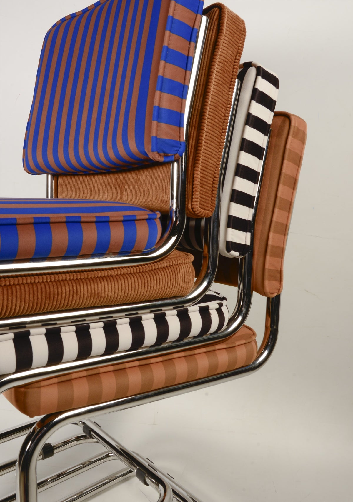 Chaise tapissée avec structure métallique