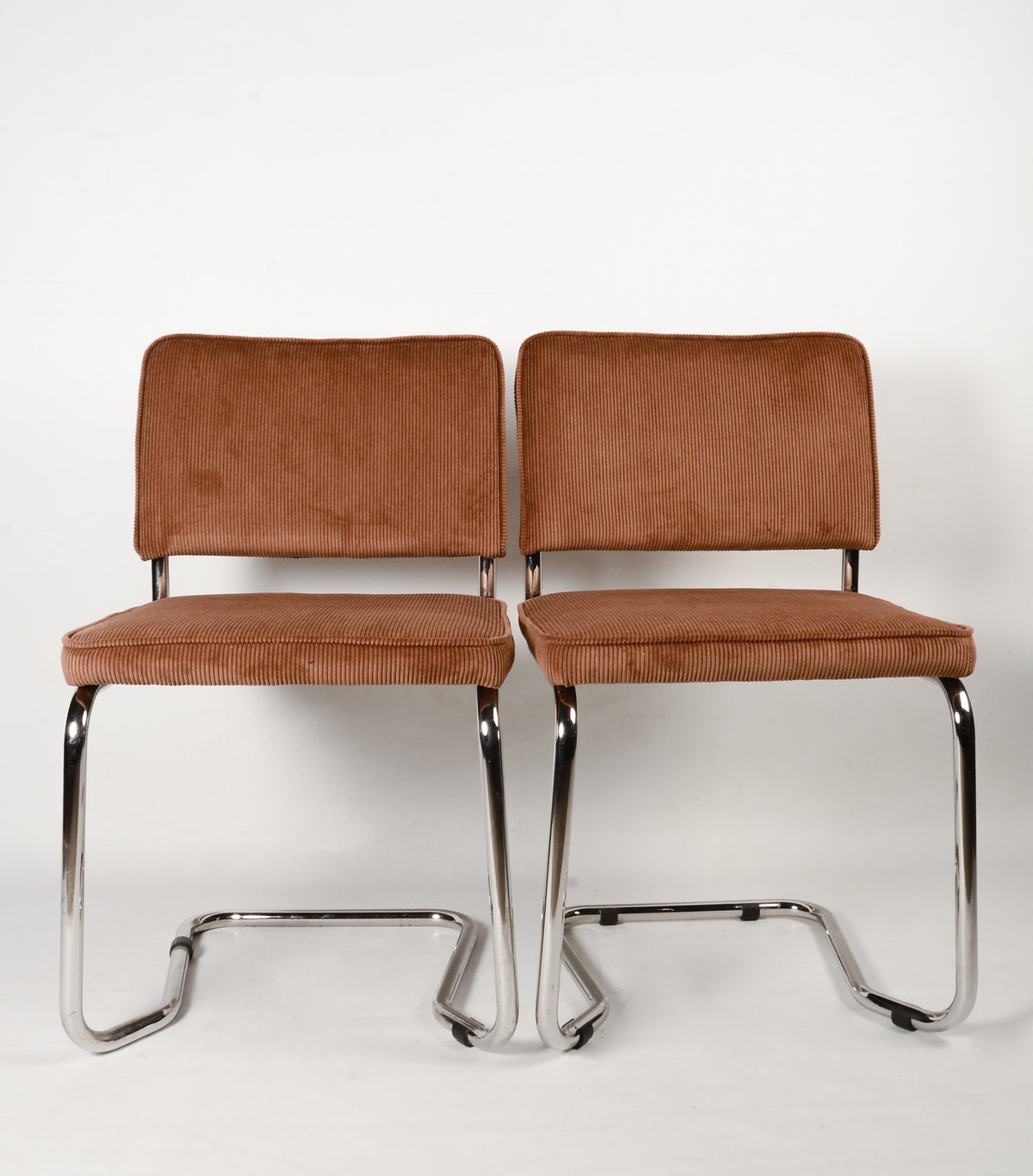 Upholstered chair with metal frame