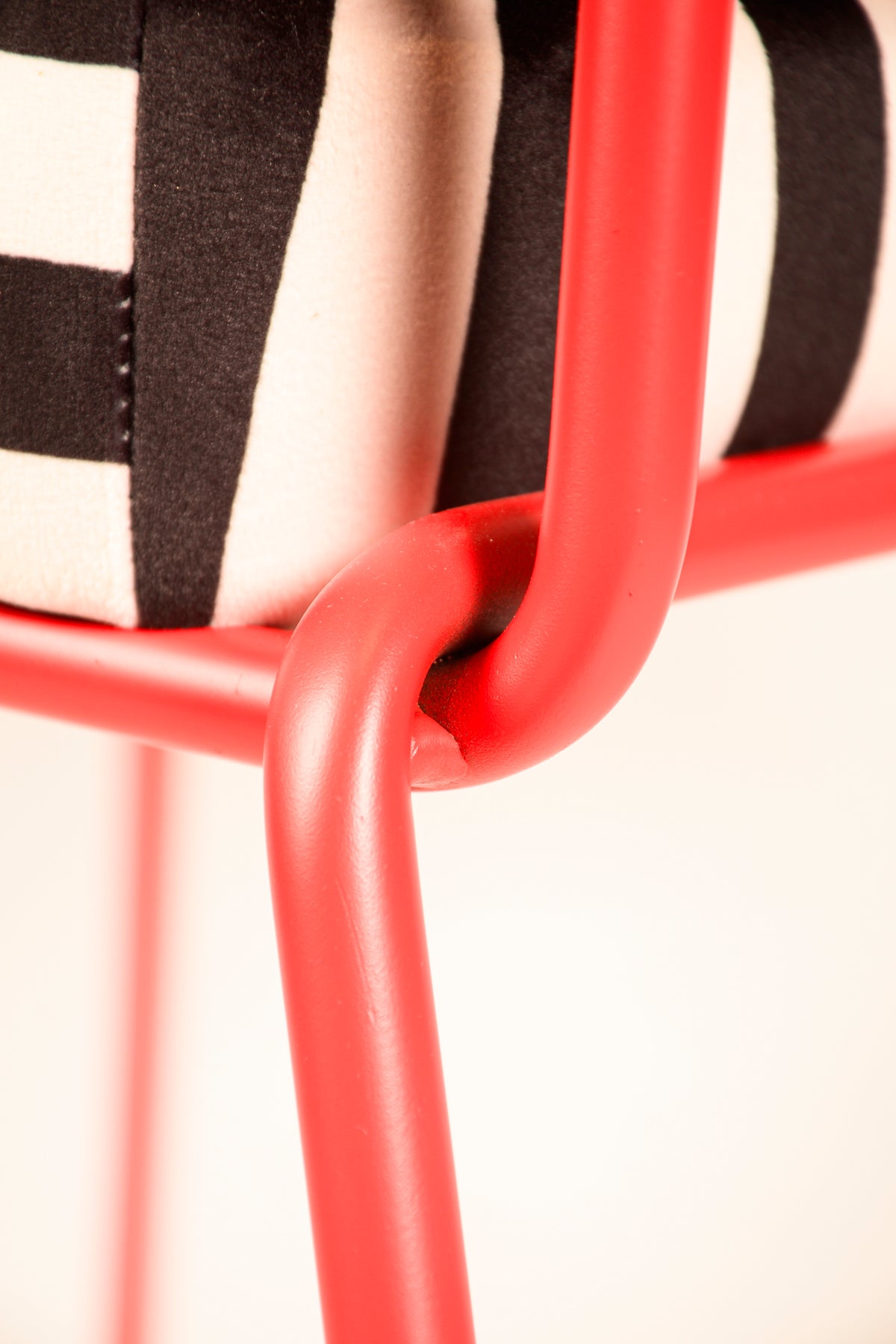Silla Maura Roja Tapizado Velvet Rayas